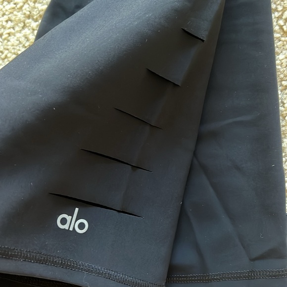 Alo Yoga shorts with cut out sides - Picture 3 of 4